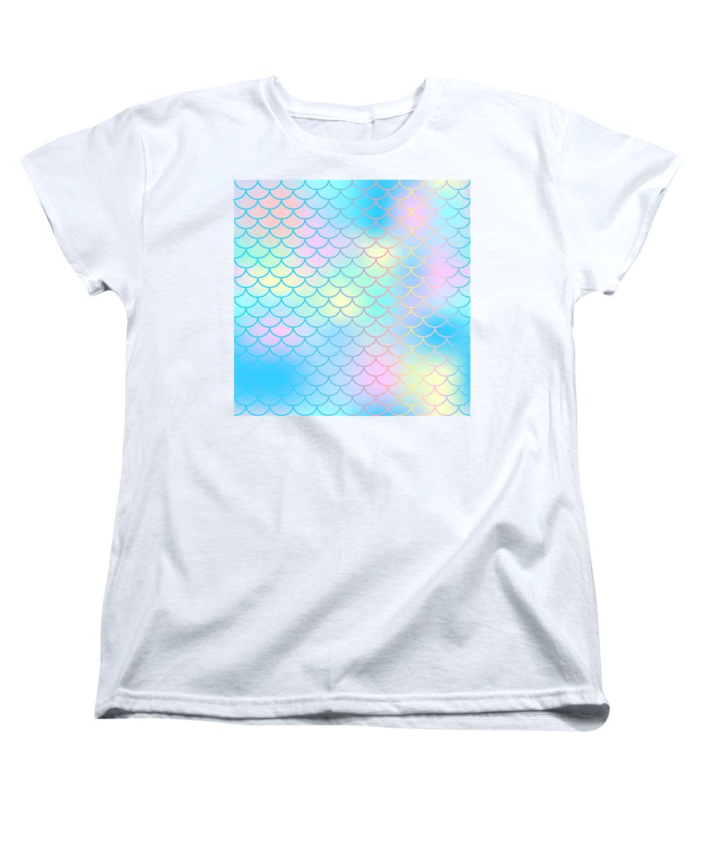 Magic mermaid tail background. Colorful seamless pattern with fish scale net. Blue pink mermaid skin surface. - Women's T-Shirt (Standard Fit)