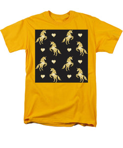 Vector seamless pattern of golden glitter unicorn silhouette isolated on black background - Men's T-Shirt  (Regular Fit)