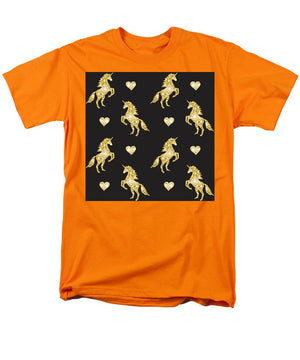 Vector seamless pattern of golden glitter unicorn silhouette isolated on black background - Men's T-Shirt  (Regular Fit)