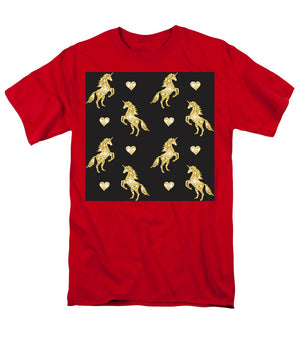 Vector seamless pattern of golden glitter unicorn silhouette isolated on black background - Men's T-Shirt  (Regular Fit)