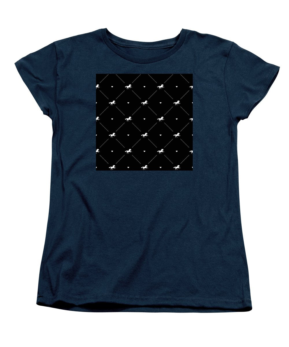 Vector seamless pattern of white horse silhouette with heart isolated on black - Women's T-Shirt (Standard Fit)